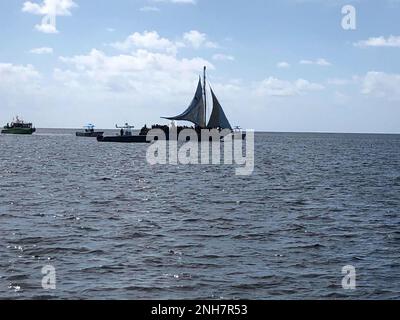 Ein stark überladenes Segelschiff in Biscayne Bay, Florida, 21. Juli 2022. Küstenwache Cutter Tampas Crew hat am 25. Juli 2022 163 Haitianer nach Haiti zurückgeschickt. (USA Küstenwache Foto) Stockfoto