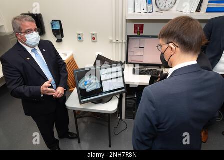 Prof. Dr. Karl Lauterbach, Gesundheitsminister der Bundesrepublik Deutschland, zusammen mit Dr. Ute Tiehert, Leiter der Direktion „Öffentliche Gesundheit“, und Ingo Behnel, Generaldirektor Zentrale Dienste Europäische und internationale Gesundheitspolitik sowohl im Bundesministerium für Gesundheit besuchte das Nationale Intrepid-Kompetenzzentrum (NICoE) am Walter Reed Nationalen Militärmedizinischen Zentrum (WRNMMC) am Donnerstag, den 21. Juli 2022. Sie wurden von LTG Ronald Place, USA, Director, DHA, BG Jack Davis USA, Director, WRNMMC, CMDCM Trey Hauphtmann, USN, Befehlshaber, Kommandeur, Kommandeur, WRNMMC, und Kapitän Stockfoto