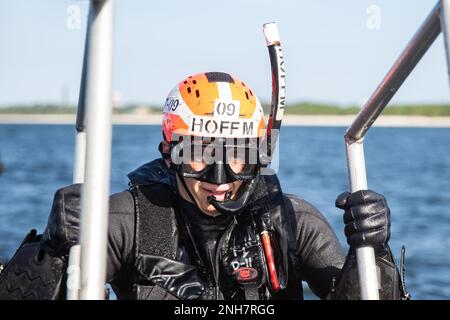 Ein Matrose, der dem Naval Aviation Schools Command in Pensacola, Florida, zugeteilt wurde, verlässt das Wasser nach einer Trainingsentwicklung in der Pensacola Bay während der Aviation Rescue Swimmer School am 21. Juli 2022. Die Schulung ist körperlich anstrengend und beinhaltet Unterweisung zu Themen wie Aufgaben und Aufgaben des fliegenden Personals, Überleben, erste Hilfe und Wasserrettungsverfahren. Mit diesen Fähigkeiten wird das einberufene Luftfahrtpersonal schließlich zu Flottengeschwadern entsandt, um die Schwimmschwimmer zu retten. Stockfoto