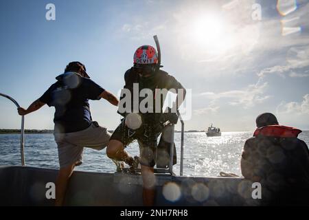 Ein Matrose, der dem Naval Aviation Schools Command in Pensacola, Florida, zugeteilt wurde, verlässt das Wasser nach einer Trainingsentwicklung in der Pensacola Bay während der Aviation Rescue Swimmer School am 21. Juli 2022. Die Schulung ist körperlich anstrengend und beinhaltet Unterweisung zu Themen wie Aufgaben und Aufgaben des fliegenden Personals, Überleben, erste Hilfe und Wasserrettungsverfahren. Mit diesen Fähigkeiten wird das einberufene Luftfahrtpersonal schließlich zu Flottengeschwadern entsandt, um die Schwimmschwimmer zu retten. Stockfoto