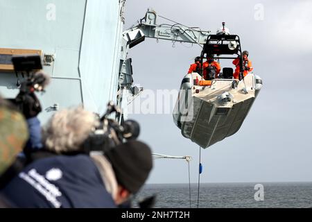 21. Februar 2023, Schleswig-Holstein, Eckernförde: Boris Pistorius (SPD, r), Bundesminister für Verteidigung, wird mit dem Schnellboot an Bord der Fregatte Hessen gebracht. Pistorius ist auf einem Eröffnungsbesuch in der Navy am Marinestützpunkt Eckernförde. Foto: Christian Charisius/dpa Stockfoto