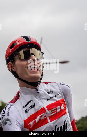 Reiter Mattias Jensen vom Trek-Segafredo Team an der Abfahrtslinie der zweiten Stufe der Tour des Alpes-maritimes et du Var 2023. Die zweite Etappe der Tour des Alpes-maritimes et du Var 2023 beginnt im Mandelieu la Napoule und erreicht Antibes nach 179, 4 km Rennstrecke. Das gelbe Trikot des Leaders nach der ersten Etappe wird von Franzose Kevin Vauquelin (Team ARKEA Samsic) getragen, der Neilson Powless (Team EF Education – EasyPost) um 09 Sekunden voraus ist und Kevin Geniets (Team Groupama-fdj) um 11 Sekunden den dritten Platz belegt. Stockfoto