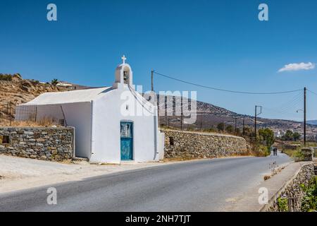 Charakteristische kleine Kirche am Rande einer Straße, Naxos Stockfoto