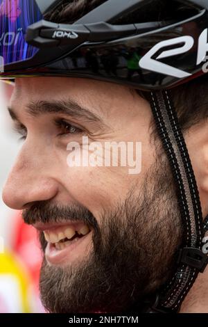 Französischer Reiter Nacer Bouhanni vom ARKEA Samsic Team gesehen vor Beginn der zweiten Stufe der Tour des Alpes-Maritimes et du Var 2023. Die zweite Etappe der Tour des Alpes-maritimes et du Var 2023 beginnt im Mandelieu la Napoule und erreicht Antibes nach 179, 4 km Rennstrecke. Das gelbe Trikot des Leaders nach der ersten Etappe wird von Franzose Kevin Vauquelin (Team ARKEA Samsic) getragen, der Neilson Powless (Team EF Education – EasyPost) um 09 Sekunden voraus ist und Kevin Geniets (Team Groupama-fdj) um 11 Sekunden den dritten Platz belegt. (Foto: Laurent Coust/SOPA Images/Sipa USA) Stockfoto