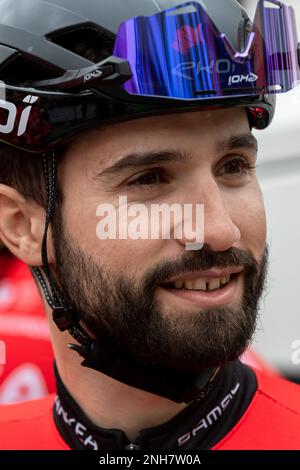 Französischer Reiter Nacer Bouhanni vom ARKEA Samsic Team gesehen vor Beginn der zweiten Stufe der Tour des Alpes-Maritimes et du Var 2023. Die zweite Etappe der Tour des Alpes-maritimes et du Var 2023 beginnt im Mandelieu la Napoule und erreicht Antibes nach 179, 4 km Rennstrecke. Das gelbe Trikot des Leaders nach der ersten Etappe wird von Franzose Kevin Vauquelin (Team ARKEA Samsic) getragen, der Neilson Powless (Team EF Education – EasyPost) um 09 Sekunden voraus ist und Kevin Geniets (Team Groupama-fdj) um 11 Sekunden den dritten Platz belegt. (Foto: Laurent Coust/SOPA Images/Sipa USA) Stockfoto