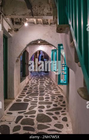 Charakteristische Gasse mit touristischen Basaren in der Altstadt von Naxos, Griechenland Stockfoto