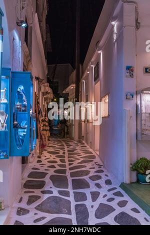 Charakteristische Gasse mit touristischen Basaren in der Altstadt von Naxos, Griechenland Stockfoto