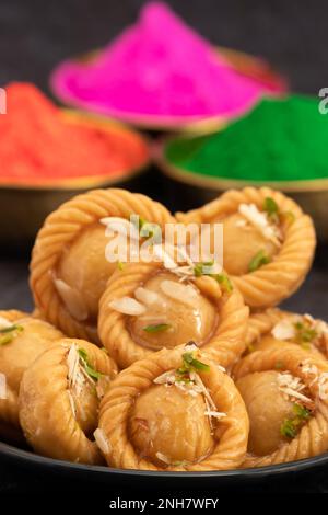 Chandrakala Gujia Mithai Wird Auch Suryakala Gujiya, Pirukiya, Pirukia, Pedakiya, Karanji, Basundi Gughra Aus Suji Ghee, Gefüllt Mit Mawa Khoya Stockfoto