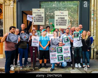 Paris, Frankreich, Gruppenporträt, Harm-Redutio-Aktivisten, HILFSORGANISATIONEN, Outise Spot Community Health betreten mit Protestzeichen, 'Support Don't Punish' Kampagne, hilft Aktivisten jung, Gemeindezentrum Pandemie, Epidemie und Pest frankreich Stockfoto