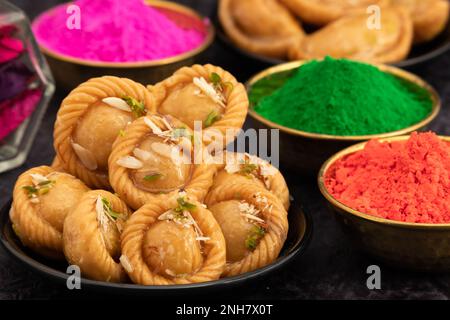 Chandrakala Gujia Mithai Wird Auch Suryakala Gujiya, Pirukiya, Pirukia, Pedakiya, Karanji, Basundi Gughra Aus Suji Ghee, Gefüllt Mit Mawa Khoya Stockfoto