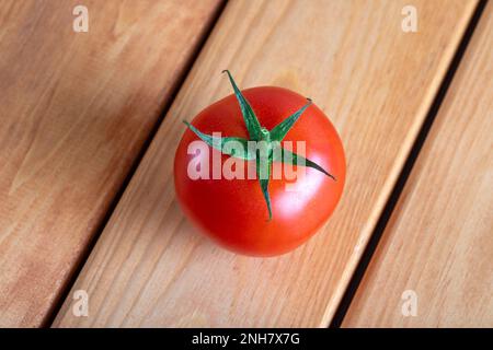 Frische Tomaten auf einem Holztisch, Blick von oben Stockfoto