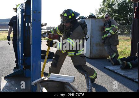 Die Geräusche von Kettensägen, die in Holz zerrissen wurden, und von Brechstangen, die eine Metalltür öffneten, hallten bis in den Abend, während die örtlichen freiwilligen Feuerwehrleute am 21. Juli in der Ausbildungseinrichtung der Feuerwehr und der Rettungsdienste von Fort Drum ihr Handwerk übten. Vierzehn Auszubildende aus mehreren Feuerwehren von Jefferson County nehmen an der vom New Yorker State Office of Fire Prevention and Control (OFPC) durchgeführten Schulung zur internen Brandbekämpfung Teil. (Foto von Mike Strasser, Fort Drum Garrison Public Affairs) Stockfoto