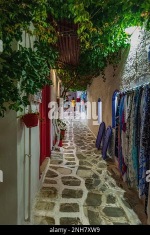 Charakteristische Gasse mit touristischen Basaren in der Altstadt von Naxos, Griechenland Stockfoto