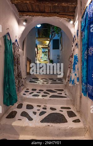 Charakteristische Gasse mit touristischen Basaren in der Altstadt von Naxos, Griechenland Stockfoto