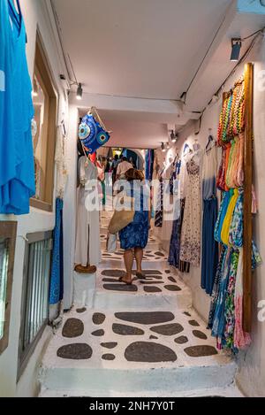 Charakteristische Gasse mit touristischen Basaren in der Altstadt von Naxos, Griechenland Stockfoto