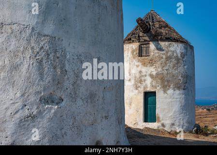 Traditionelle kykladische Windmühlen im Dorf Vivlos, Naxos Stockfoto