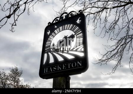 Hasketon-Dorfschild, Suffolk, Großbritannien Stockfoto