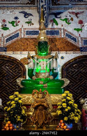 Da Lat, Vietnam - 10. Februar 2023: Pagode Linh Phuoc oder Pagode Ve Chai, Gott aus Smaragd Stockfoto