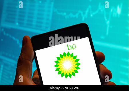 China. 15. Februar 2023. In dieser Fotoabbildung wird das Logo der British Petroleum Company plc, BP plc genannt, auf einem Smartphone mit einem Diagramm des Börsenindex im Hintergrund angezeigt. (Foto: Budrul Chukrut/SOPA Images/Sipa USA) Guthaben: SIPA USA/Alamy Live News Stockfoto