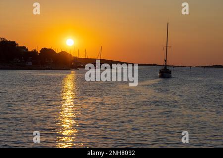 Sonnenuntergang in der Nähe des Dorfes Veli Rat, der Adria, Kroatien Stockfoto