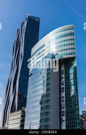 Wien, Österreich - 17. Oktober 2022: Fassade und Schild des Bürogebäudes PWC und Tech Gate Wien, moderne Wolkenkratzer in Donau oder Wien DC, Stockfoto