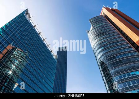 Wien, Österreich - 17. Oktober 2022: Fassade und Schild des Bürogebäudes PWC und Unisyx, moderne Wolkenkratzer in Donau oder Wien DC, Wien, A. Stockfoto