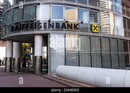 Wien, Österreich - 17. Oktober 2022: Schild und Logo der Raiffeisen Zentralbank Osterreich Bank in Donau oder Wien DC, Wien, Österreich Stockfoto