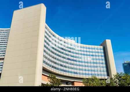 Wien, Österreich - 17. Oktober 2022: Fassade des Hauptquartiers der Internationalen Atomenergie-Organisation oder der IAEO, eines modernen Wolkenkratzers in Donau oder Vie Stockfoto