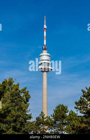 Wien, Österreich - 17. Oktober 2022: Donauturm oder Donauturm, Telekommunikationsturm mit Novomatic-Werbung in Donau City oder Wien DC, Vie Stockfoto