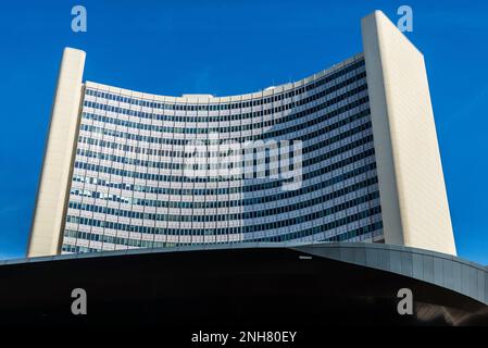 Wien, Österreich - 17. Oktober 2022: Fassade des Hauptquartiers der Internationalen Atomenergie-Organisation oder der IAEO, eines modernen Wolkenkratzers in Donau oder Vie Stockfoto