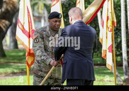 In einer Zeremonie in Fort Shafter, Hawaiis historischem Palm Circle Pavillon um 10 Uhr, 21. Juli 2022, USA Der Leiter des Kommandobereichs Pacific der Armee, Craig L. Deatrick, nimmt die Farben der Einheit von Kommandoleiter Major Jason R. Copeland an, der Copeland die Verantwortung als hochrangigen Berater für das Kommando abgibt. Stockfoto