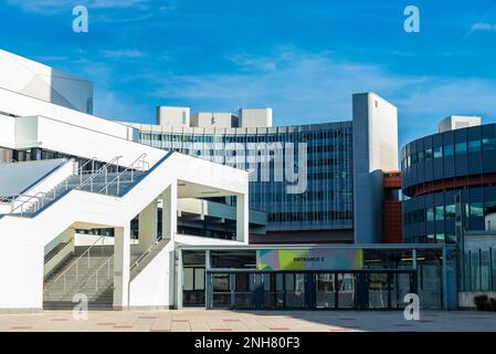 Wien, Österreich - 17. Oktober 2022: Eingang zum Austria Center Wien und die Fassade des Hauptquartiers der Internationalen Atomenergie-Organisation oder der IAEO Stockfoto