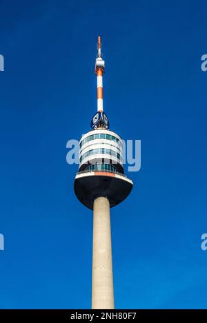 Wien, Österreich - 17. Oktober 2022: Donauturm oder Donauturm, Telekommunikationsturm mit Novomatic-Werbung in Donau City oder Wien DC, Vie Stockfoto