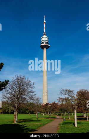 Wien, Österreich - 17. Oktober 2022: Donauturm oder Donauturm, Telekommunikationsturm mit Novomatic-Werbung in Donau City oder Wien DC, Vie Stockfoto