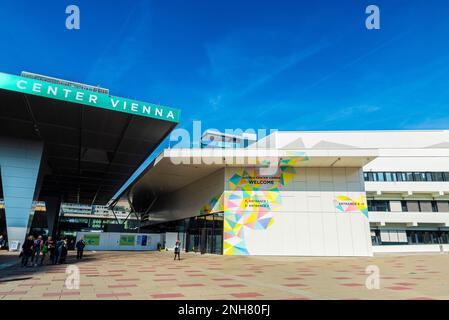 Wien, Österreich - 17. Oktober 2022: Eintritt zum Kongresszentrum Wien mit Menschen in Donau oder Wien DC, Wien, Stockfoto