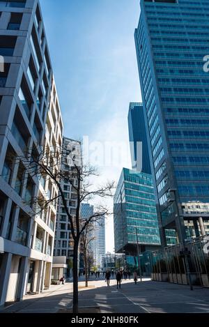 Wien, Österreich - 17. Oktober 2022: Straße mit Menschen in der Umgebung und moderne Wohn- und Bürogebäude in Donau oder Wien DC, Wien, Österreich Stockfoto