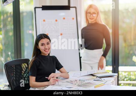 Konzept der Benutzererfahrung Benutzeroberfläche, ux ui Grafikdesigner kreative Skizze breif Benutzeroberfläche Farbplanung Anwendungsprozess deve Stockfoto