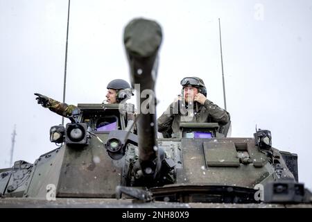 Pabrade, Litauen. 21. Februar 2023. PABRADE - König Willem-Alexander nimmt an einer Übung während seines Besuchs bei niederländischen Soldaten im Pabrade Training Area, Litauen, Teil. Die Soldaten sind Teil der verstärkten Frontpräsenz der NATO. ANP ROBIN VAN LONKHUIJSEN niederlande Out - belgien Out Credit: ANP/Alamy Live News Stockfoto