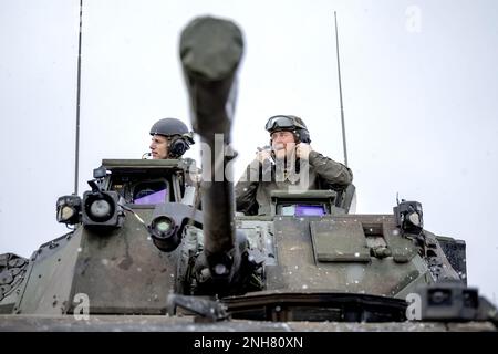 Pabrade, Litauen. 21. Februar 2023. PABRADE - König Willem-Alexander nimmt an einer Übung während seines Besuchs bei niederländischen Soldaten im Pabrade Training Area, Litauen, Teil. Die Soldaten sind Teil der verstärkten Frontpräsenz der NATO. ANP ROBIN VAN LONKHUIJSEN niederlande Out - belgien Out Credit: ANP/Alamy Live News Stockfoto