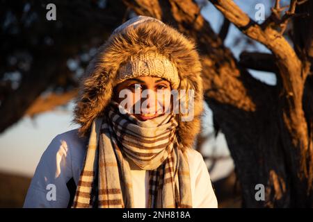 Wunderschöne, für die Kälte gekleidete Wanderer beim Wandern im Zion-Nationalpark, Utah Stockfoto