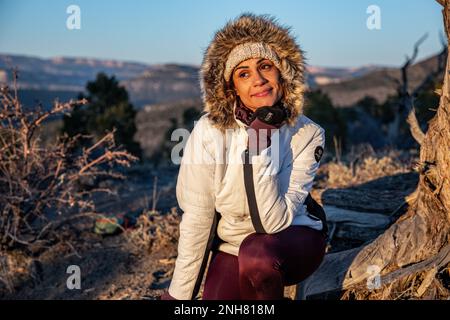 Wunderschöne, für die Kälte gekleidete Wanderer beim Wandern im Zion-Nationalpark, Utah Stockfoto