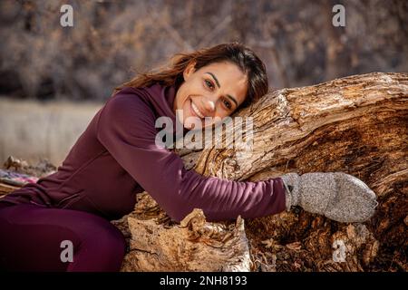 Wunderschöne, für die Kälte gekleidete Wanderer beim Wandern im Zion-Nationalpark, Utah Stockfoto