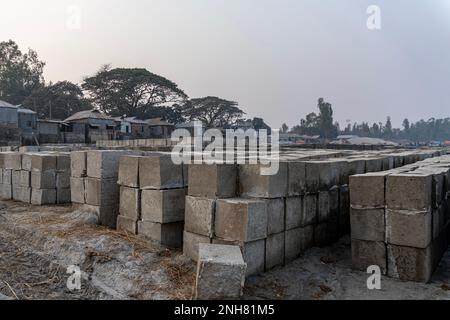 Ein Stapel von vier quadratischen Betonblöcken hintereinander. Waghalsiger. Betonwürfel über Blockhintergrund. Stockfoto