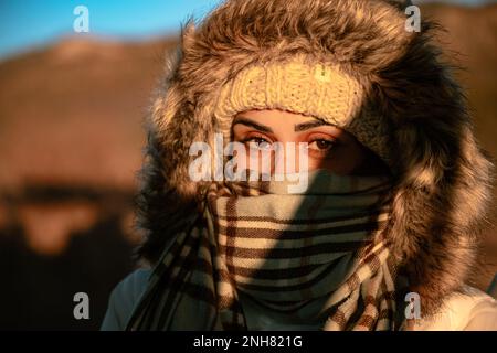 Wunderschöne, für die Kälte gekleidete Wanderer beim Wandern im Zion-Nationalpark, Utah Stockfoto