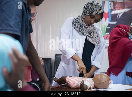 Eine Krankenschwester aus Dschibuti führt während eines Wissenstransfers im dar El Hanan Krankenhaus, Dschibuti, Dschibuti, am 21. Juli 2022 eine Herz-Lungen-Wiederbelebung des Säuglings an einer Puppe durch. Mitglieder des Fachteams Civil Affairs-Africa und der Camp Lemonnier Expeditionary Medical Facility bildeten 28 djiboutianische Krankenschwestern während des Wissensaustauschs in grundlegenden Lebenserhaltungstechniken, Mütterbetreuung und Säuglingspflege aus. (Foto des US-Verteidigungsministeriums Geburtsort: A) Bezirk Lugansk, Provinz Kandahar, Afghanistan; B) Stockfoto