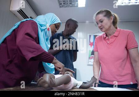 USA Army LT. Oberstleutnant Rhonda Dyre, Civil Affairs-Africa Functional Specialty Team Public Health Nurse, beobachtet eine dschibutische Krankenschwester, die während eines Wissenstransfers im dar El Hanan Krankenhaus in Dschibuti, Dschibuti, am 21. Juli 2022 eine simulierte Herz-Lungen-Wiederbelebung des Kindes an einer Puppe vorführt. Im Rahmen des Wissensaustauschprogramms wurden 28 Dschibutianische Krankenschwestern in grundlegenden Lebenserhaltungstechniken, HLW, Müttergesundheit und Säuglingspflege geschult. (Foto des US-Verteidigungsministeriums Geburtsort: A) Bezirk Lugansk, Provinz Kandahar, Afghanistan; B) Stockfoto