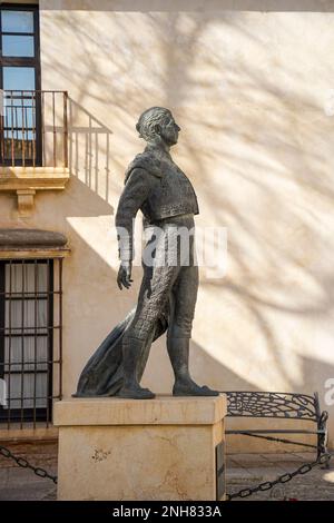 Bronzestatue des Stierkämpfers Antonio Ordoñez vor der Stierkampfarena. Ronda, Málaga, Andalusien, Spanien. Stockfoto