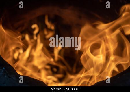 Realistische, feurige Explosion mit Funken. Funken, extrem heiße Explosion mit Funken und heißem Rauch. Stockfoto