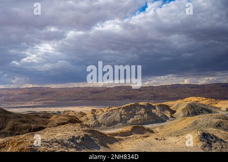 Luftaufnahmen mit einer Drohne. Ansicht der erodierten Sandstein Berge am Ufer des Toten Meeres, Israel. Stockfoto