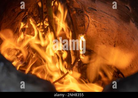 Funkelnde, realistische, feurige Explosion mit Funken. Funken, extrem heiße Explosion mit Funken und heißem Rauch. Stockfoto